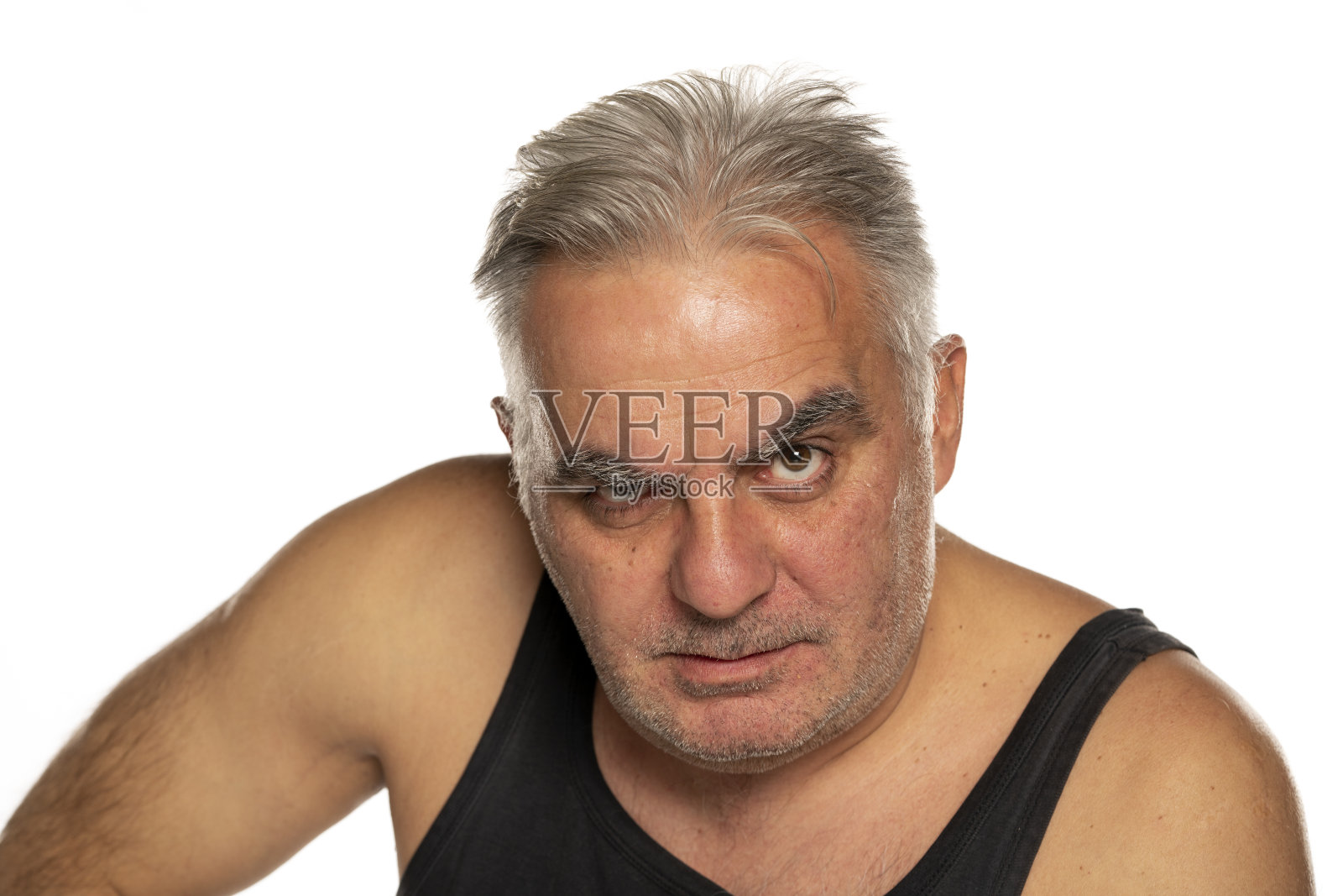 愤怒的中年男子，留着灰白的短发照片摄影图片