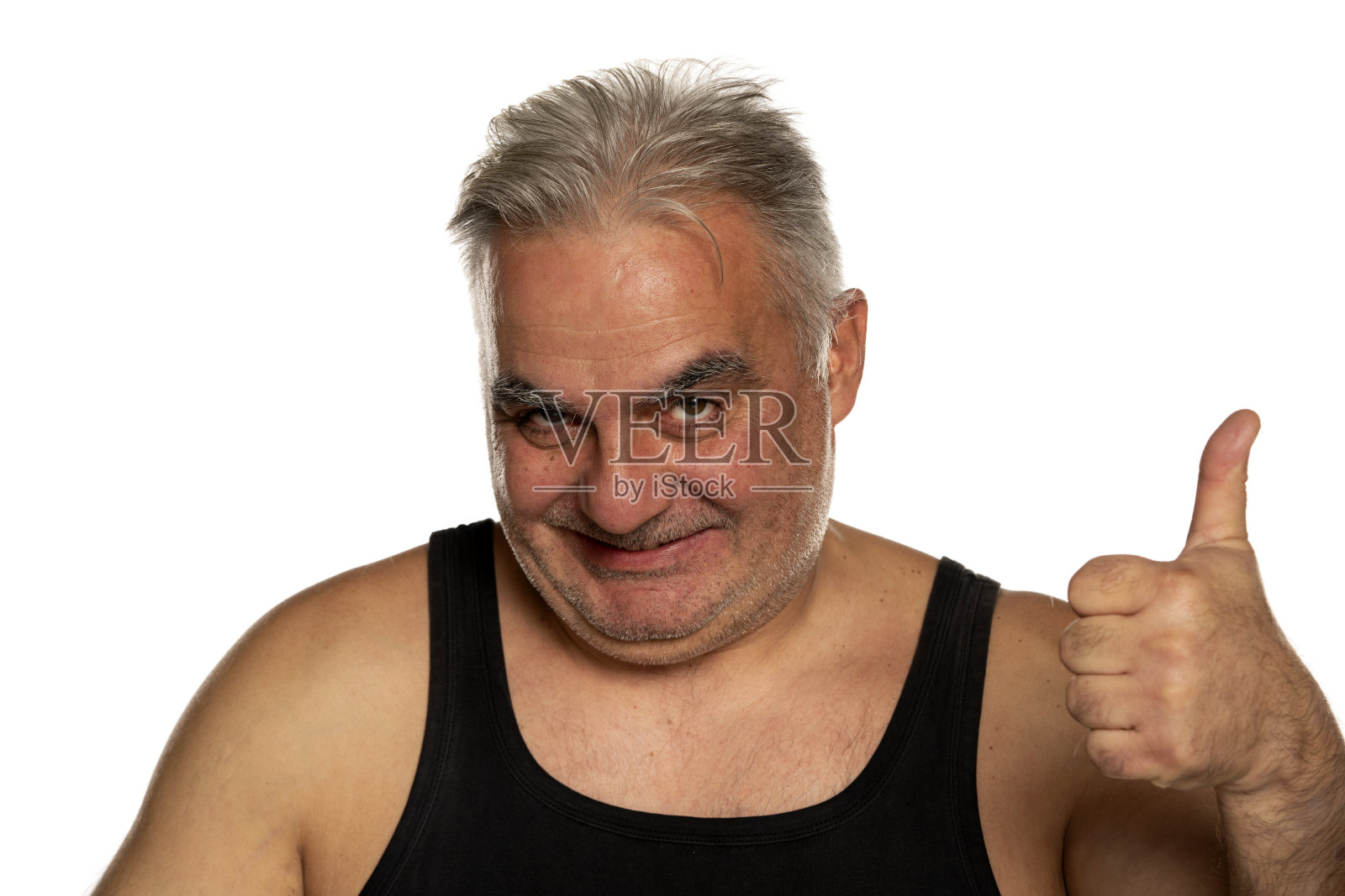 快乐的没有刮胡子的中年男子，留着短短的灰白头发，翘着大拇指照片摄影图片