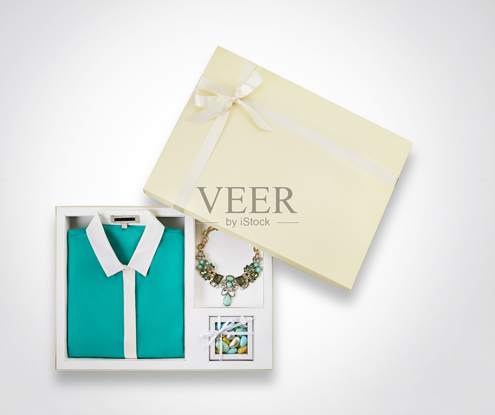 母亲节礼物，时尚服装与个人配件在礼品盒孤立在白色背景照片摄影图片