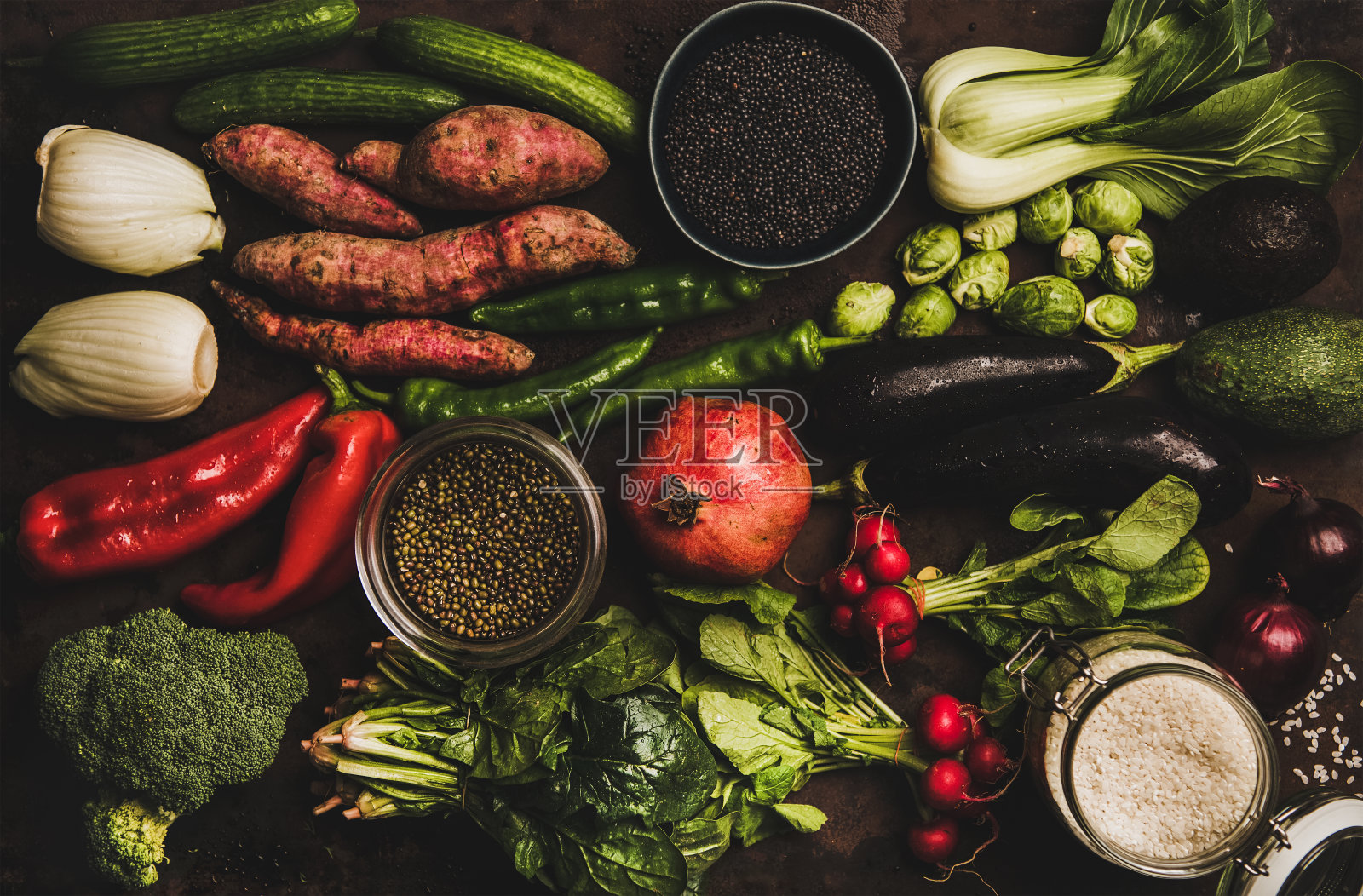 蔬菜，谷物，绿色蔬菜和水果是健康的饮食照片摄影图片