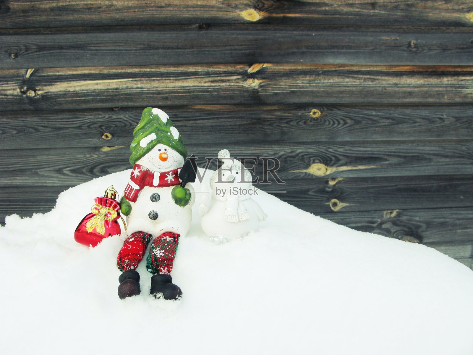 快乐的雪人圣诞冬季贺卡与雪的背景照片摄影图片