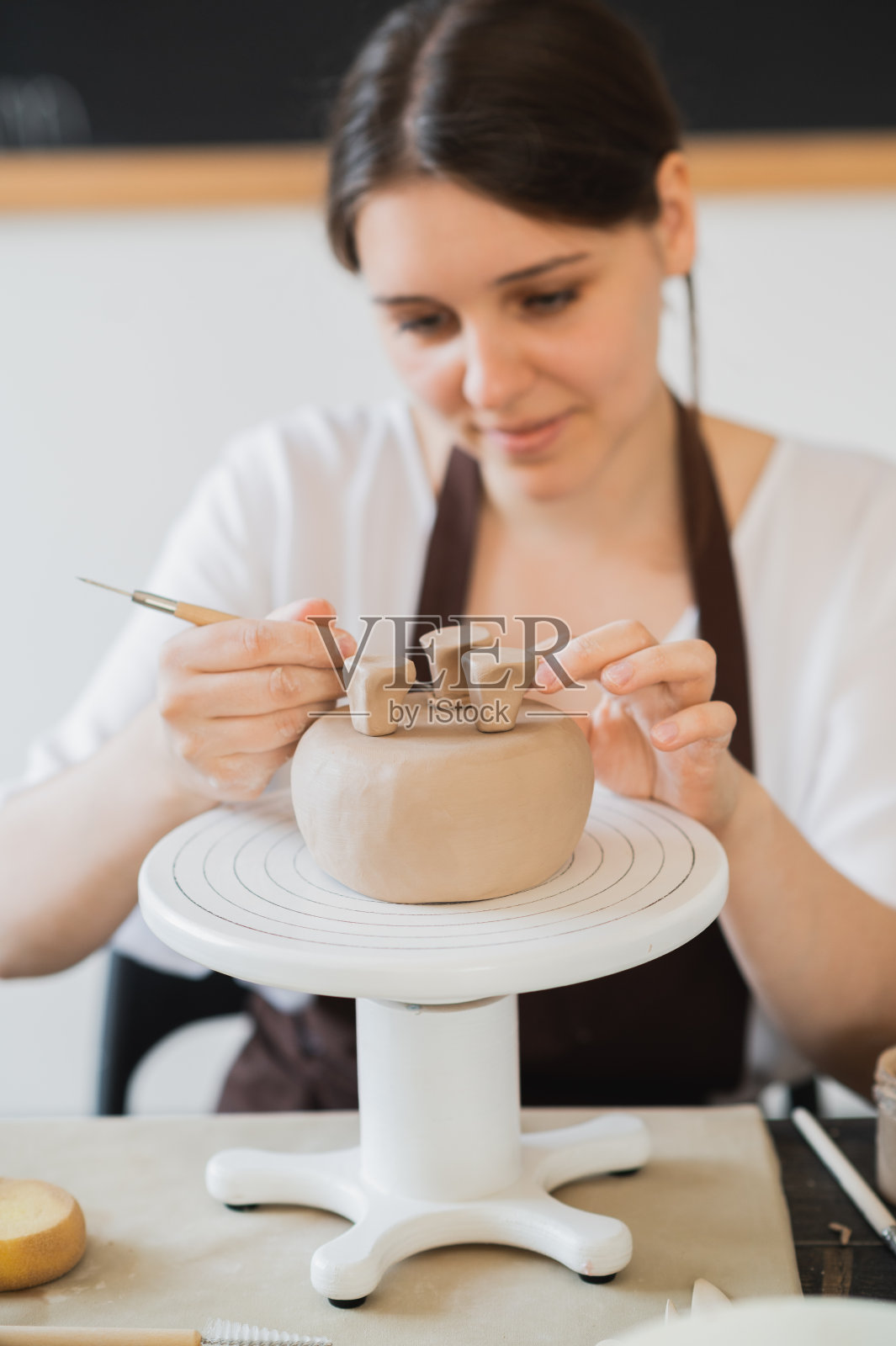 女人装饰手工陶器花瓶特写照片摄影图片