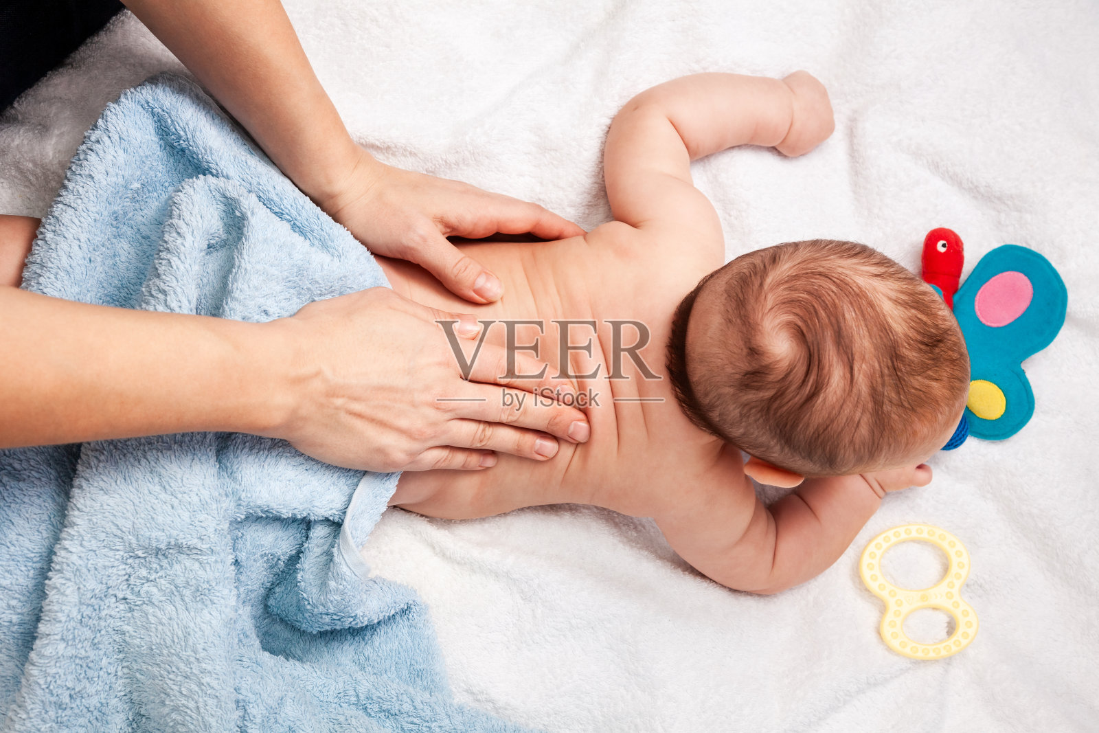 小婴儿在家接受脊椎治疗照片摄影图片