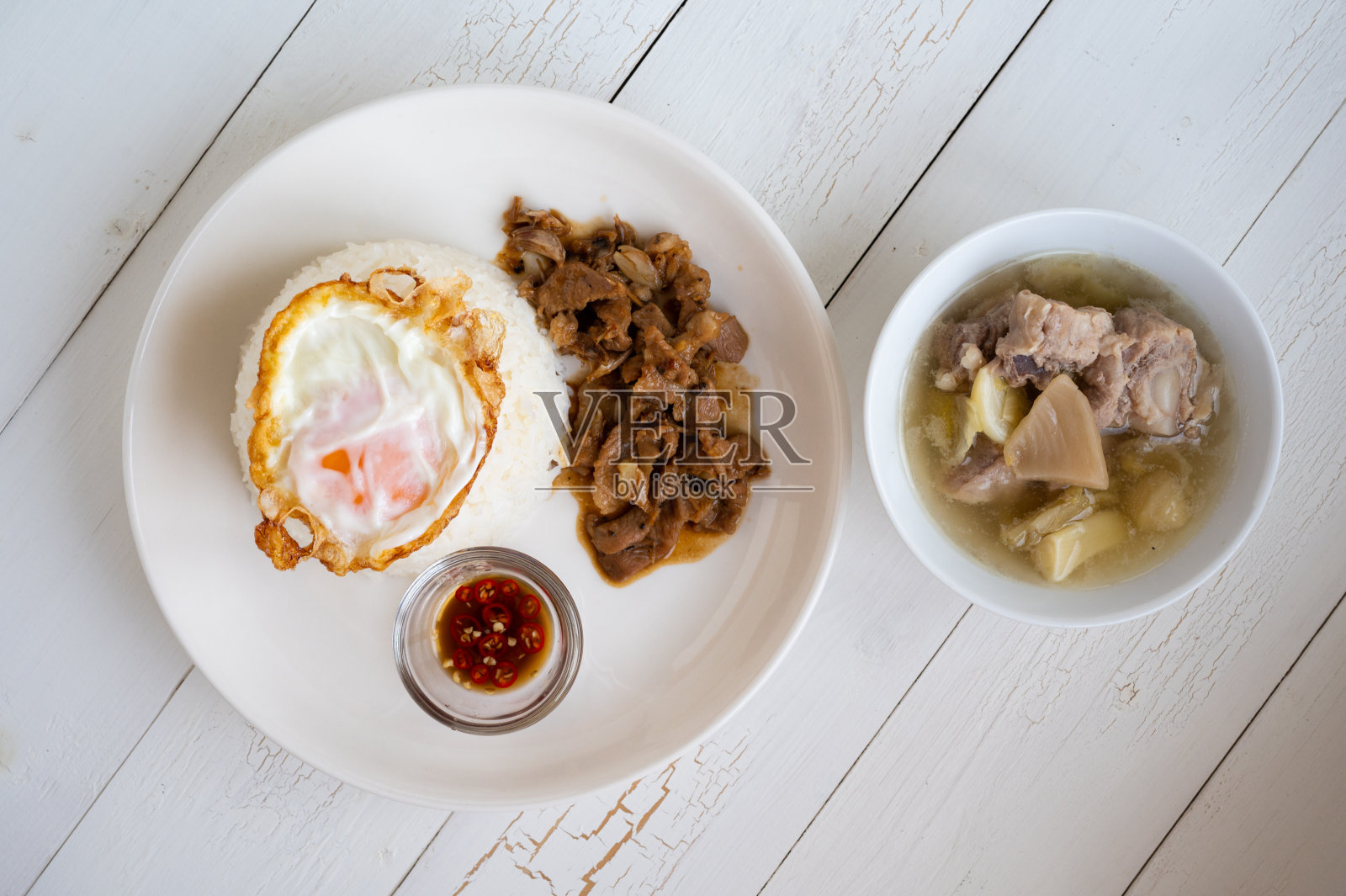 蒜香椒炒猪肉和炒蛋饭。简单的泰国菜。照片摄影图片