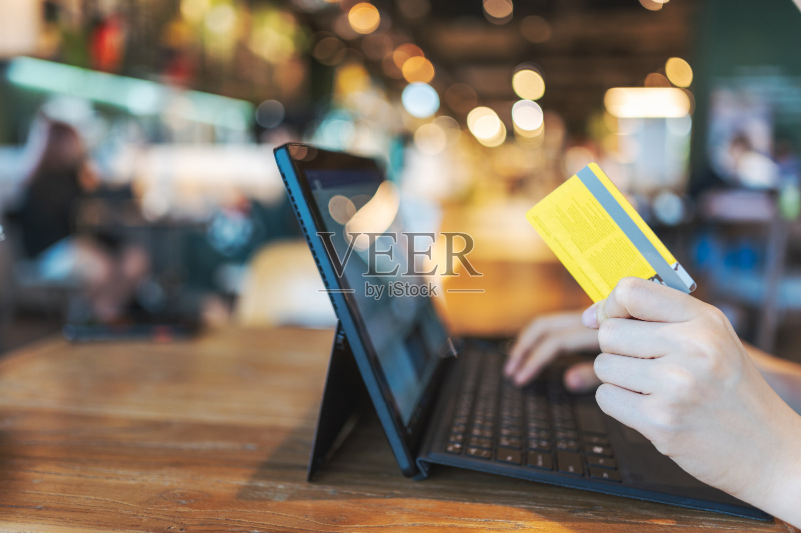 年轻的商人用信用卡进行网上购物支付照片摄影图片
