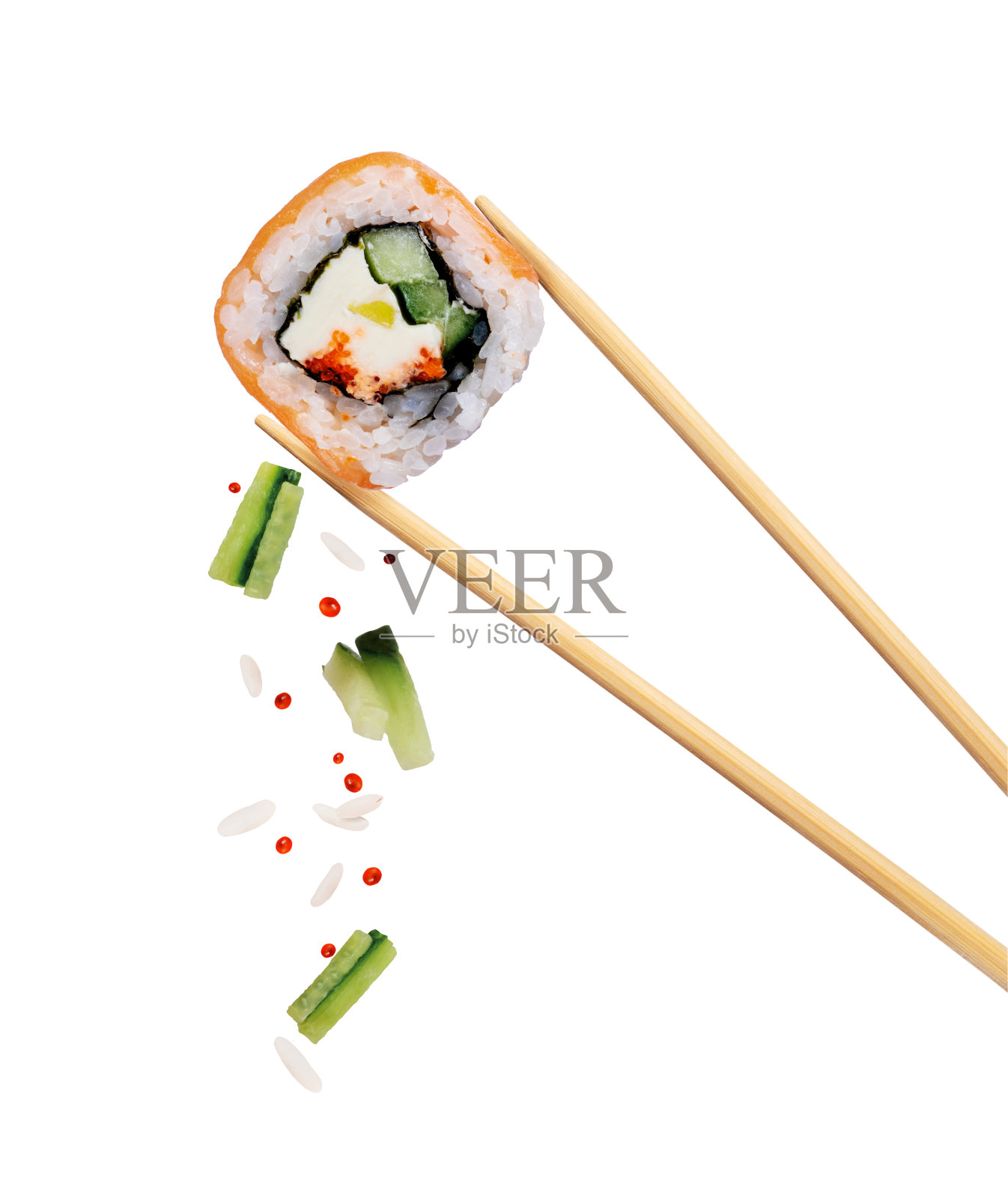 新鲜的传统日本寿司与鲑鱼和鱼子酱夹在筷子之间，孤立在白色的背景照片摄影图片