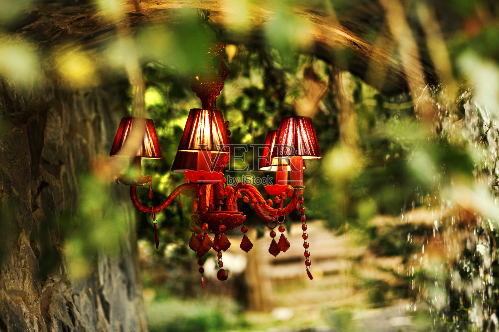 复古风格的红色吊灯悬挂在华丽的花园石天花板上照片摄影图片