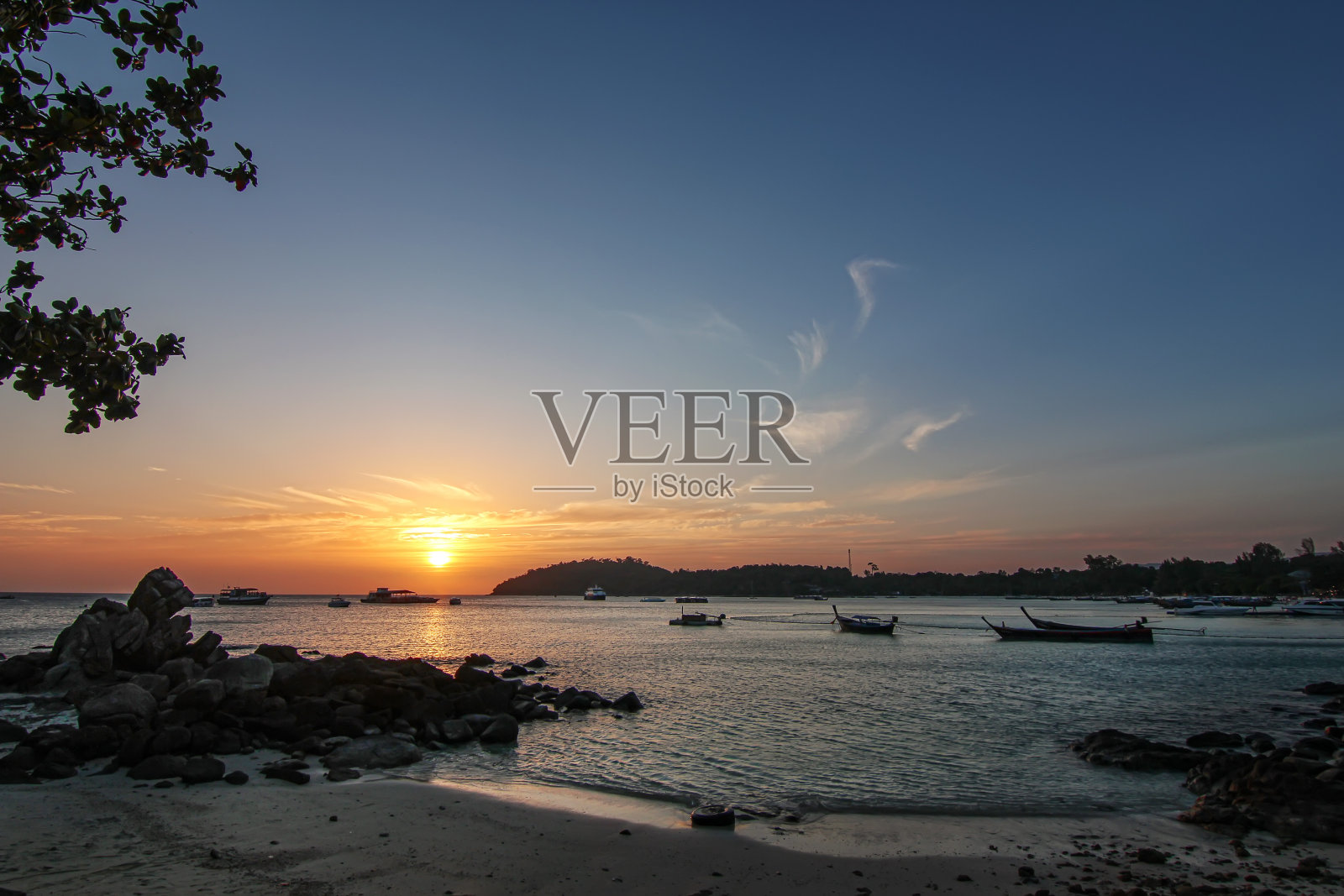 美丽的泰国旅游岛“Koh Lipe”日落和平的海沙滩剪影岩石海岸和黄昏黄昏天空背景景观照片摄影图片