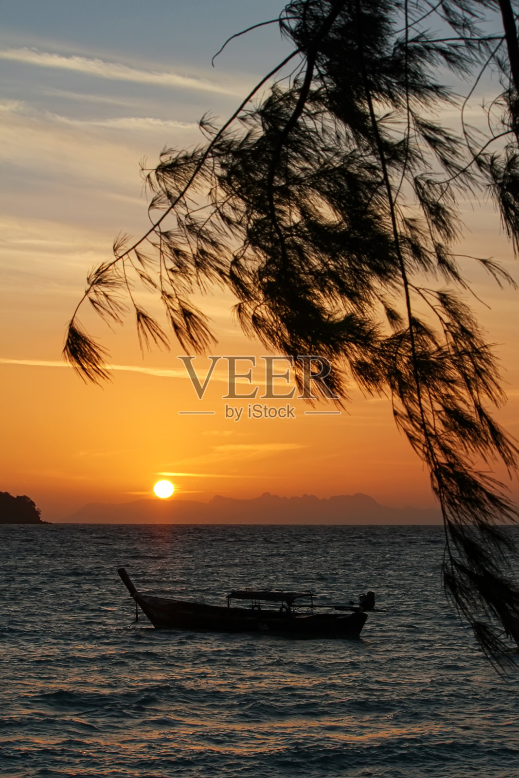 美丽的泰国旅游岛“Koh Lipe”和平的海沙滩与晨曦日出天空背景景观和剪影船漂浮在海上照片摄影图片