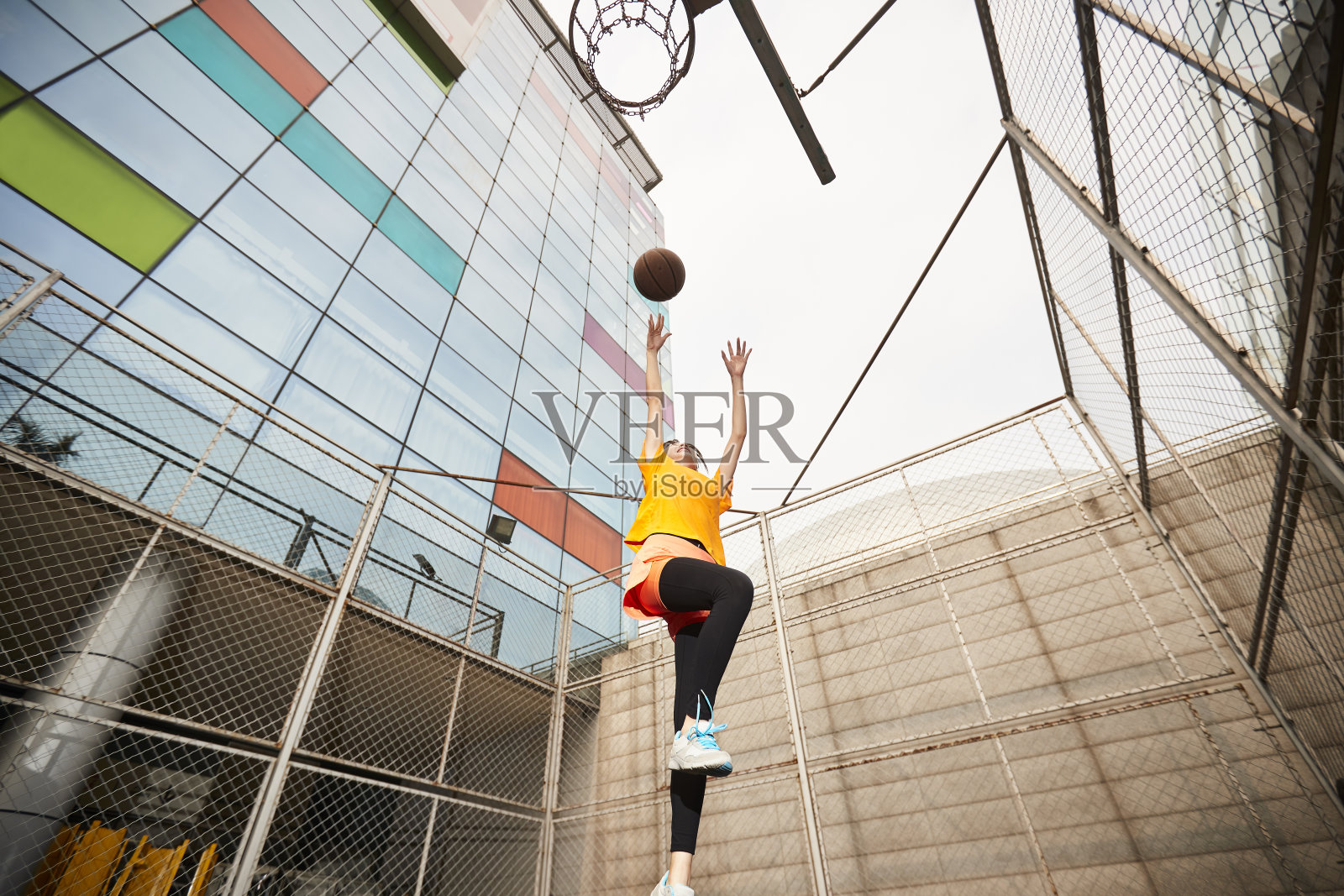 年轻的亚洲女子在户外打篮球照片摄影图片