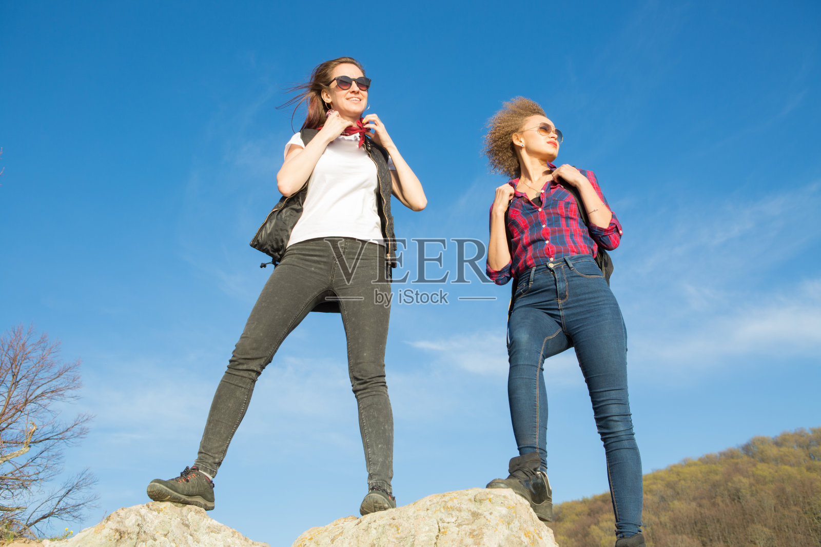 两个美丽的女孩在山里旅行，在山里徒步旅行照片摄影图片