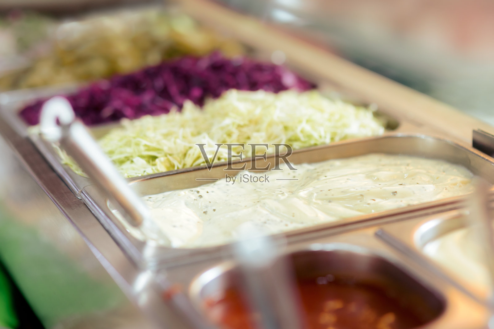 酱料，切蔬菜和生菜在一个快餐店的橱窗照片摄影图片