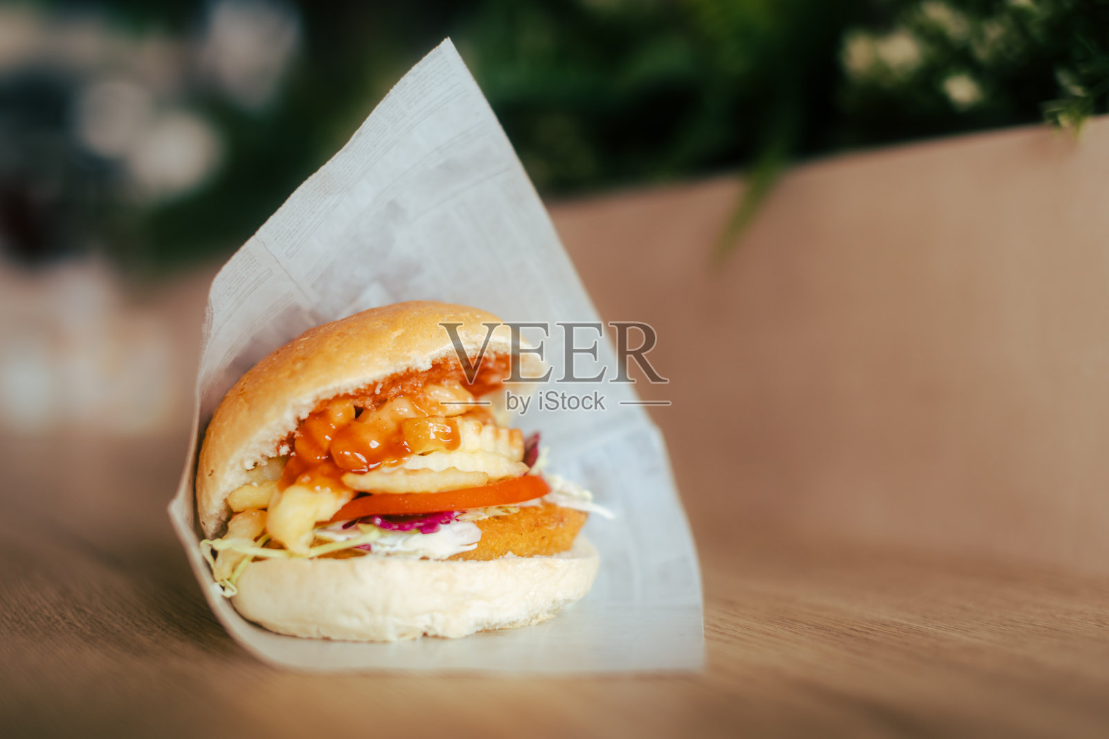 餐桌上的美味汉堡三明治照片摄影图片