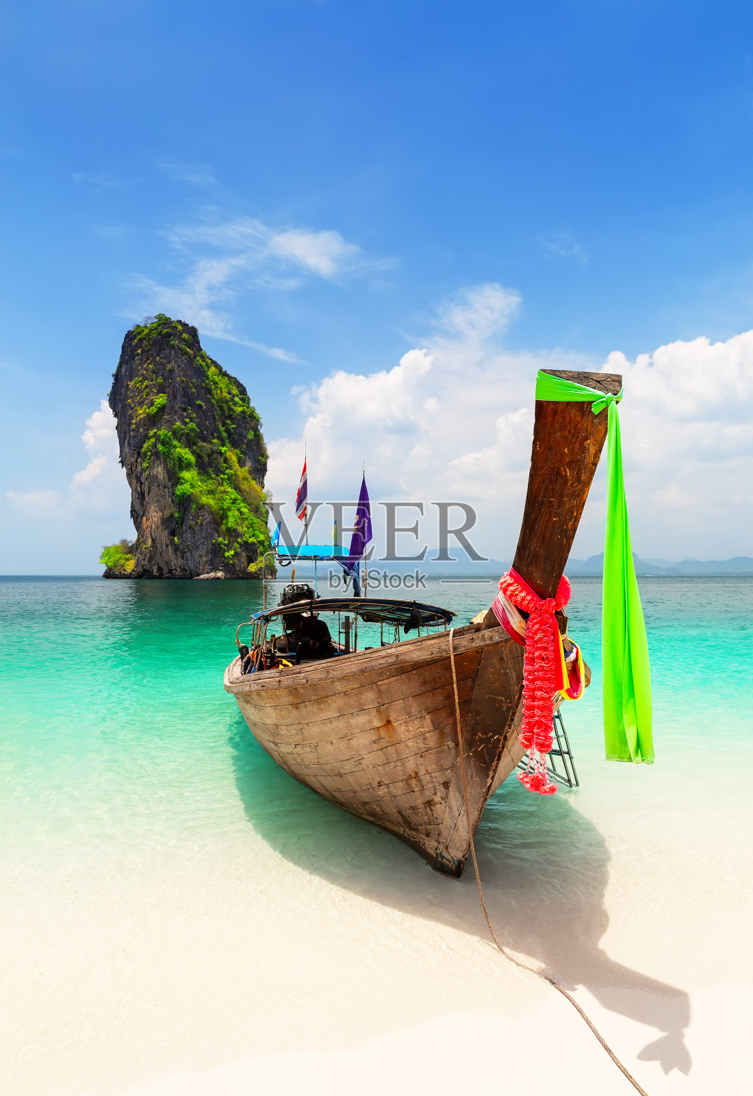 泰国甲米省的泰国传统的长尾木船和美丽的沙滩。照片摄影图片