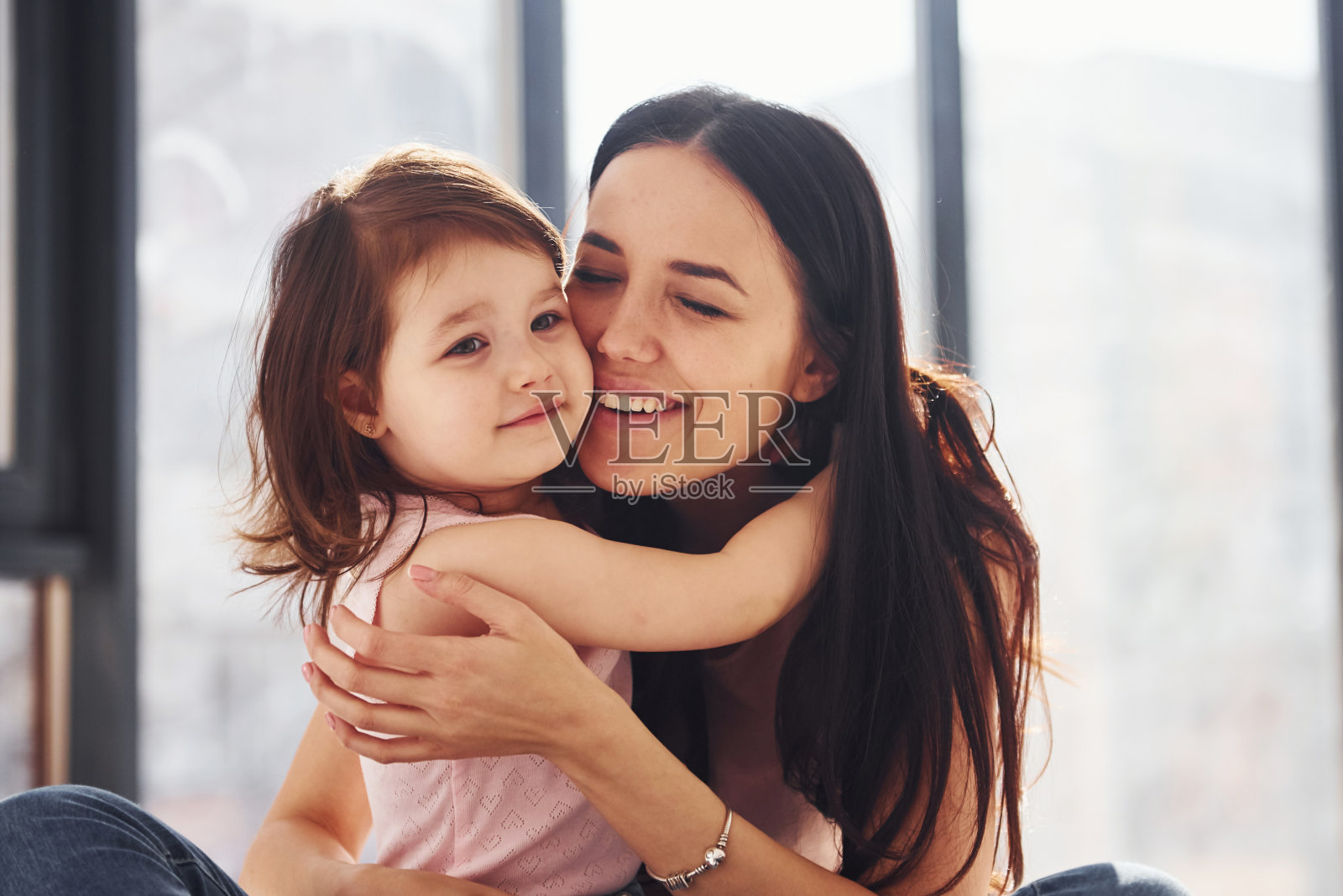 母亲和孩子在快乐温馨的玩耍、亲吻和拥抱图片下载 - 觅知网