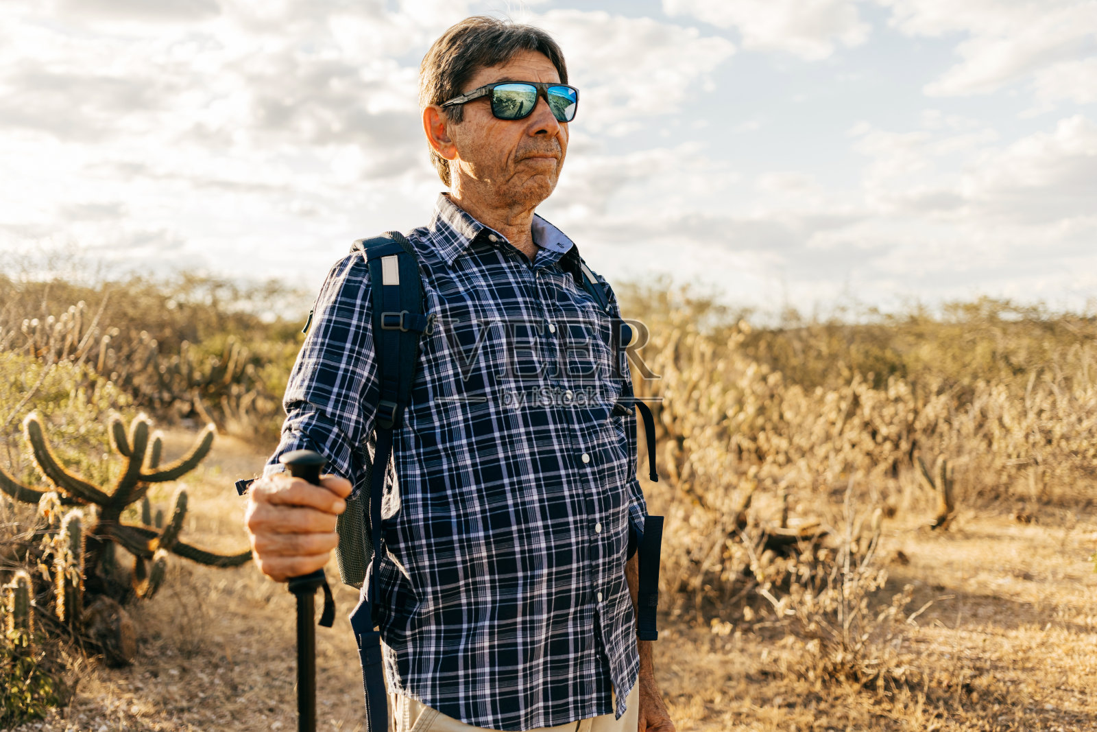 做户外活动的老人。巴西半干旱地区的徒步旅行者照片摄影图片