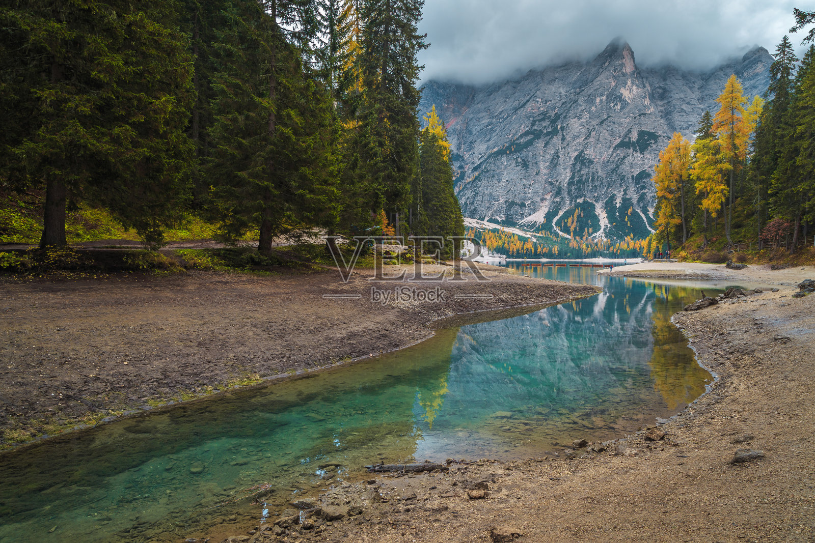 意大利Dolomites松林中的绿松石湖照片摄影图片