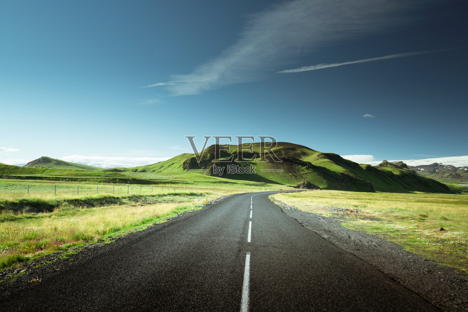 冰岛的风景与柏油路照片摄影图片