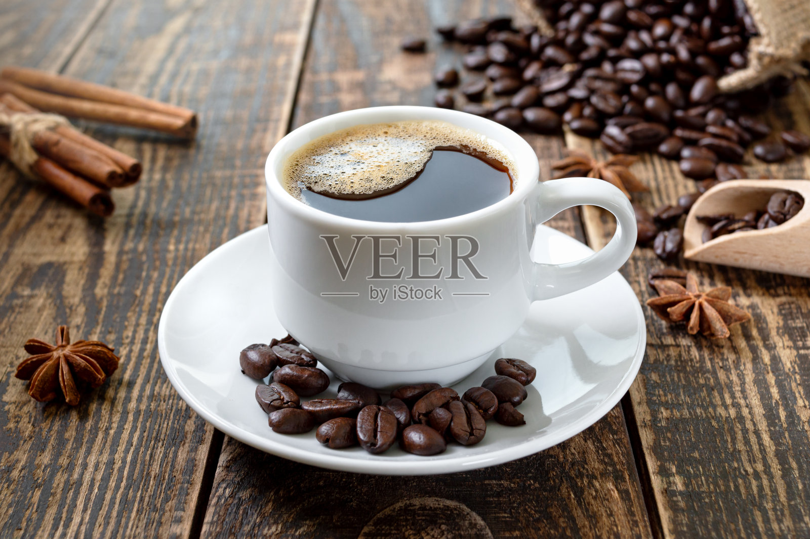 木桌上放着一杯咖啡。用优质咖啡豆制作天然咖啡的理念。照片摄影图片
