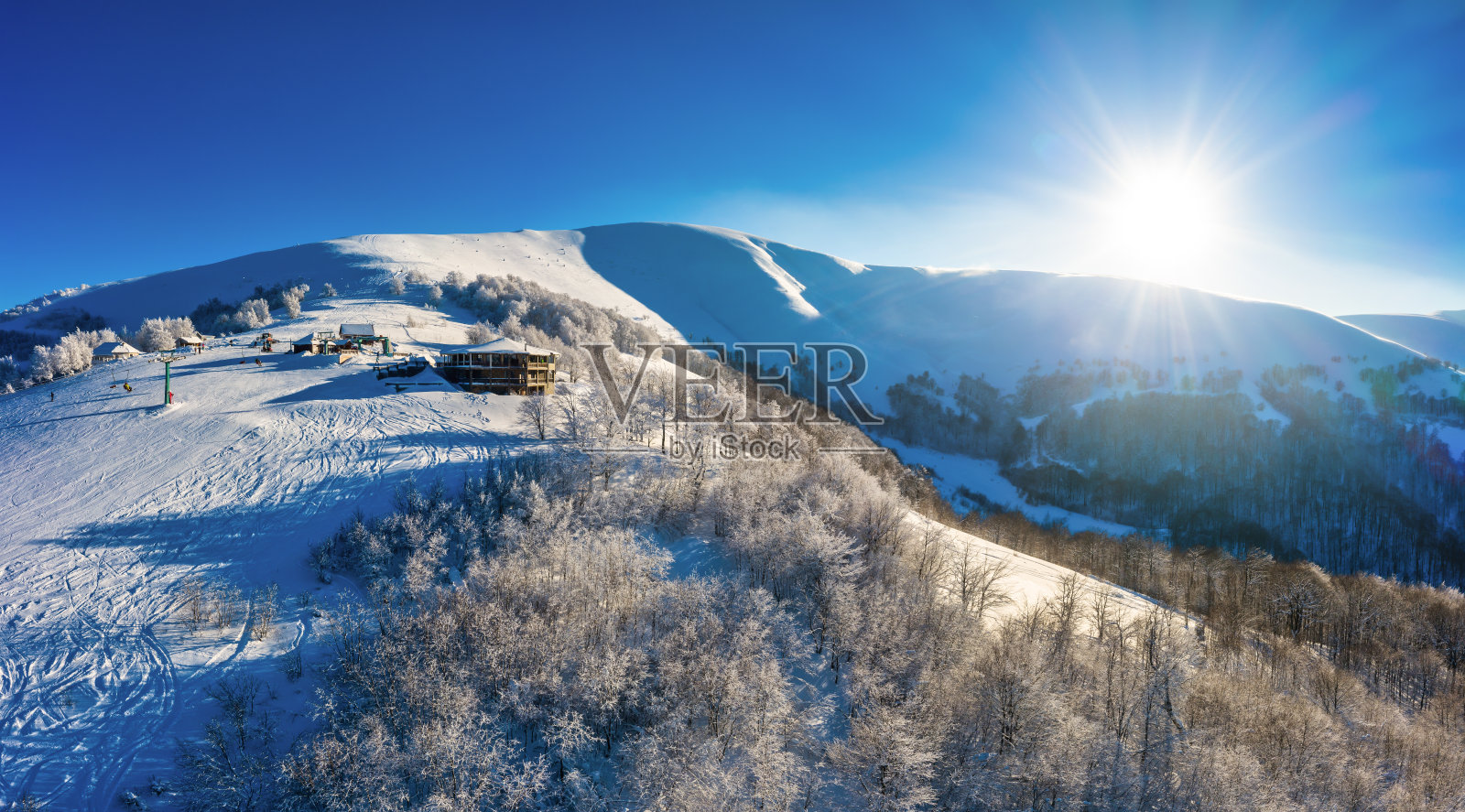 风景如画的冬季群山全景照片摄影图片