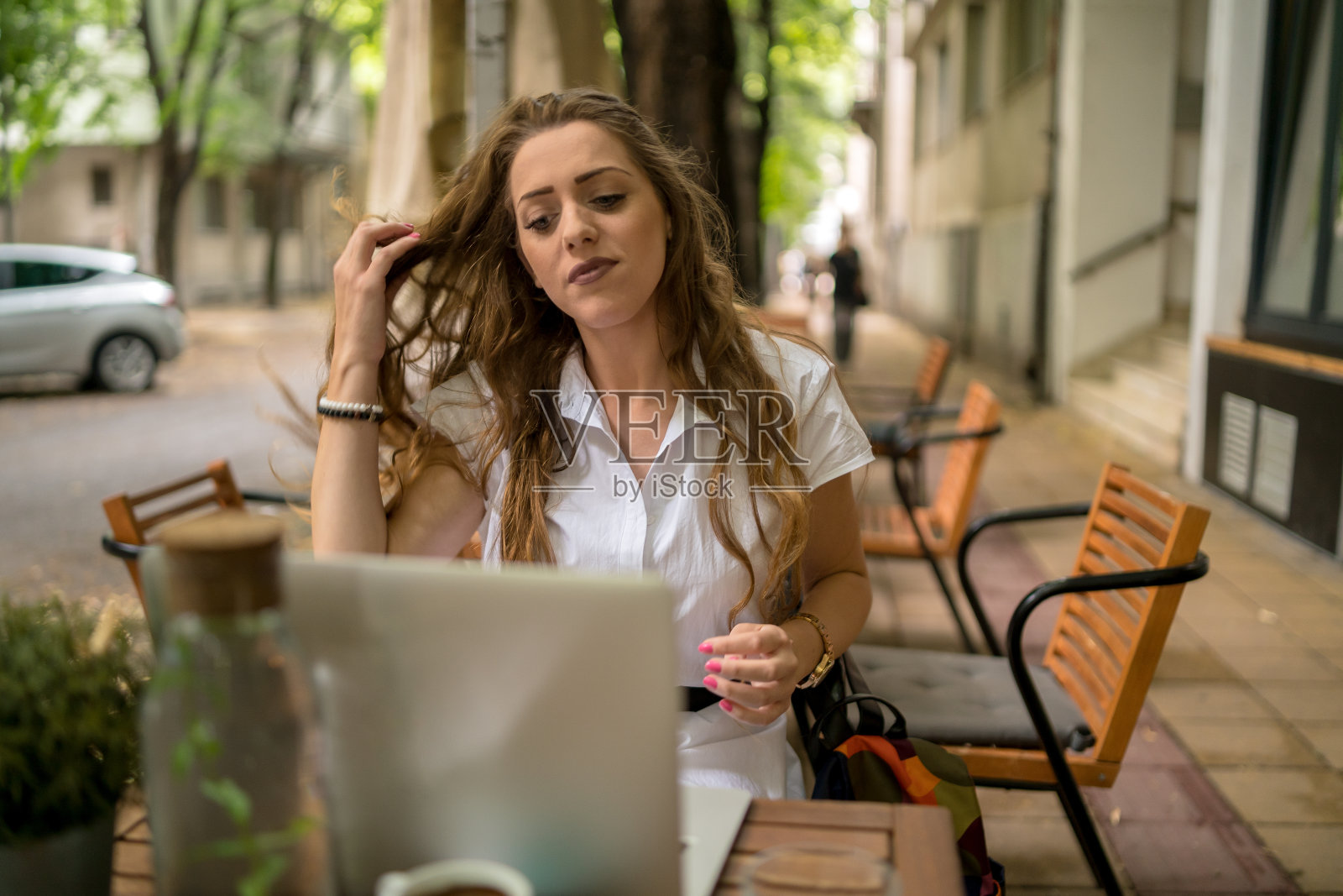 女商人一边用笔记本电脑一边在咖啡桌上喝着咖啡享受工作照片摄影图片
