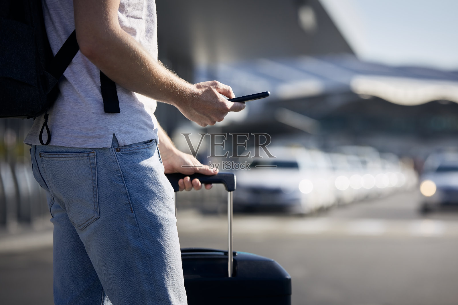一名男子用手机对着一排出租车照片摄影图片