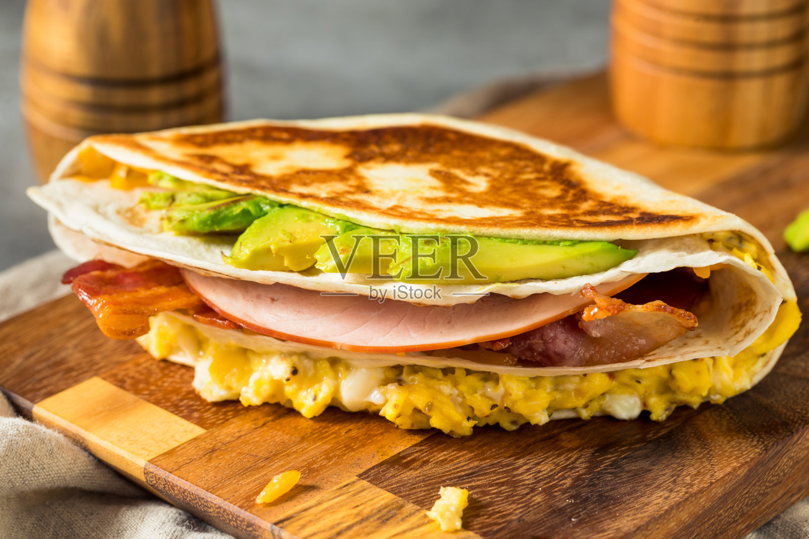 自制时髦的鸡蛋玉米饼早餐三明治照片摄影图片