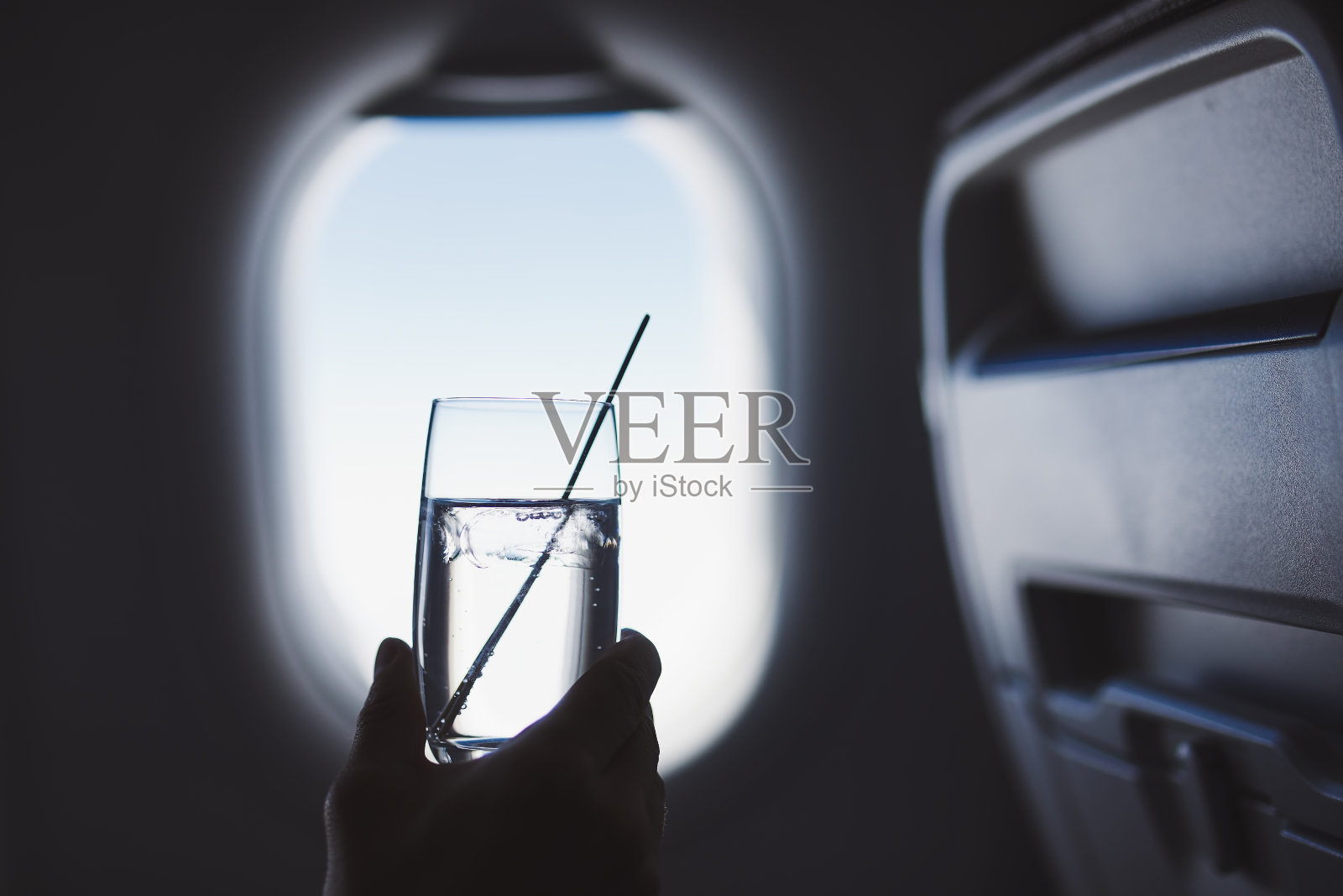 乘客在飞行中喜欢喝饮料照片摄影图片