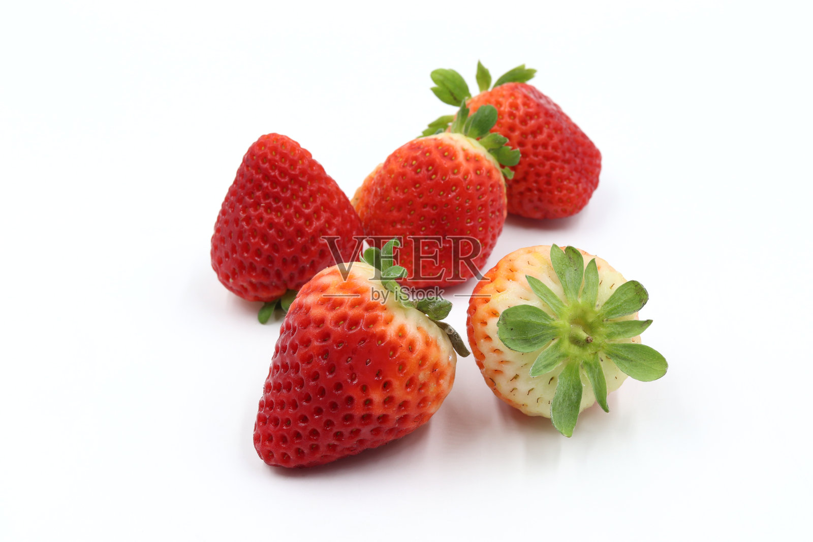 白色背景下的新鲜草莓堆照片摄影图片