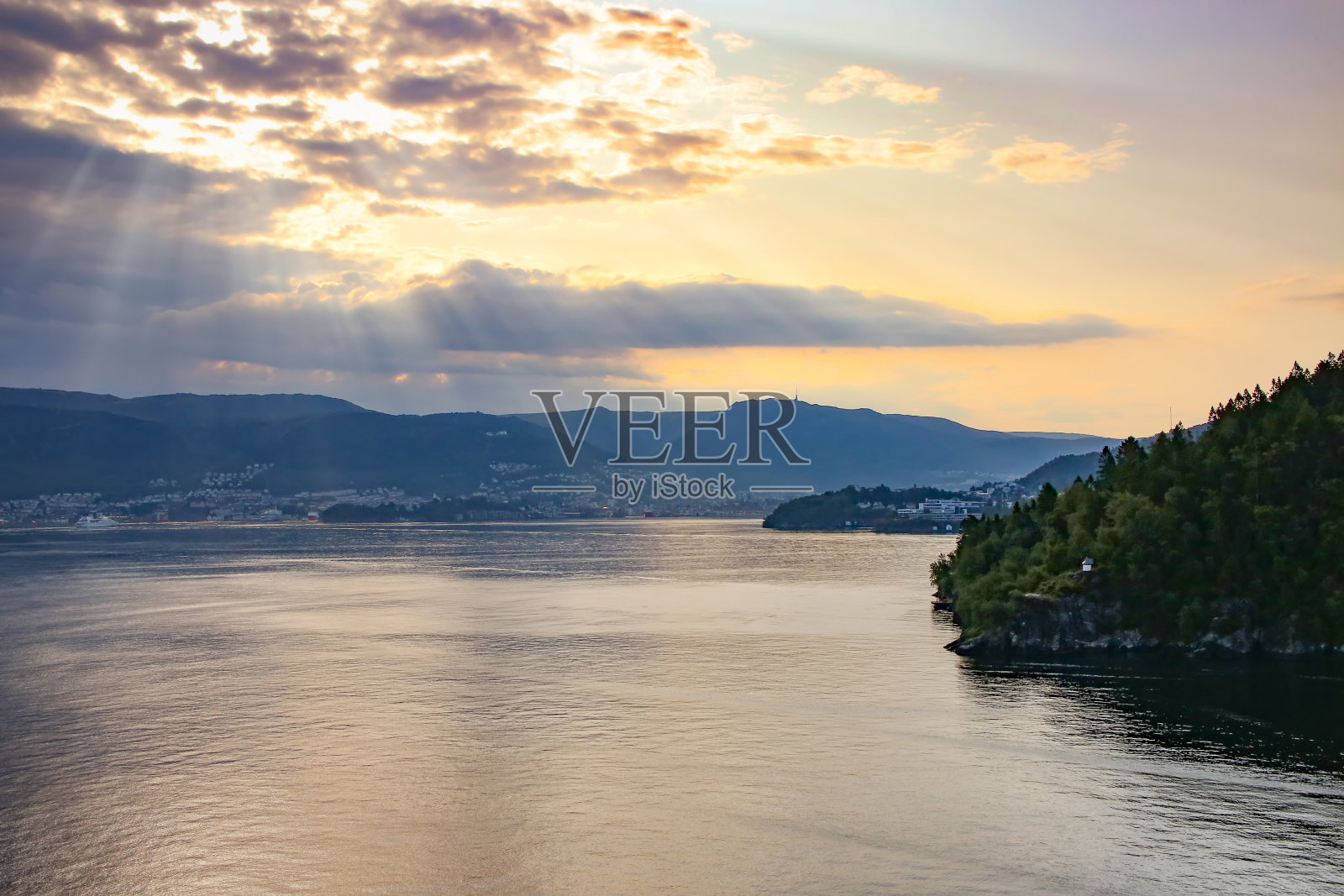 美丽的日出在卑尔根市与阳光照耀在云，卑尔根，挪威，波罗的海巡航北海。照片摄影图片