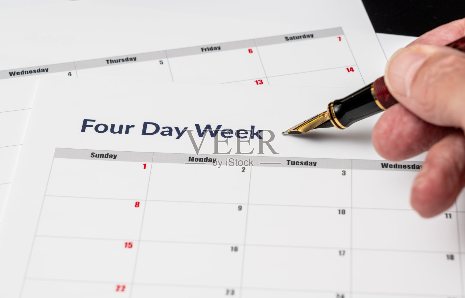 日历说明了一个四天的工作周，周五是假期照片摄影图片