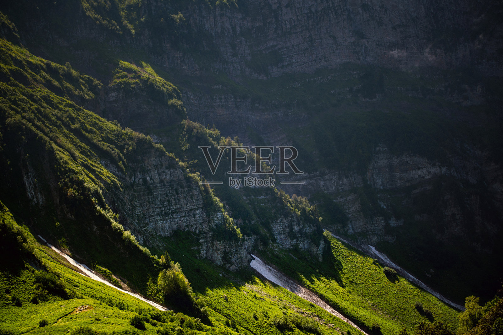 群山中美丽而宁静的山谷照片摄影图片