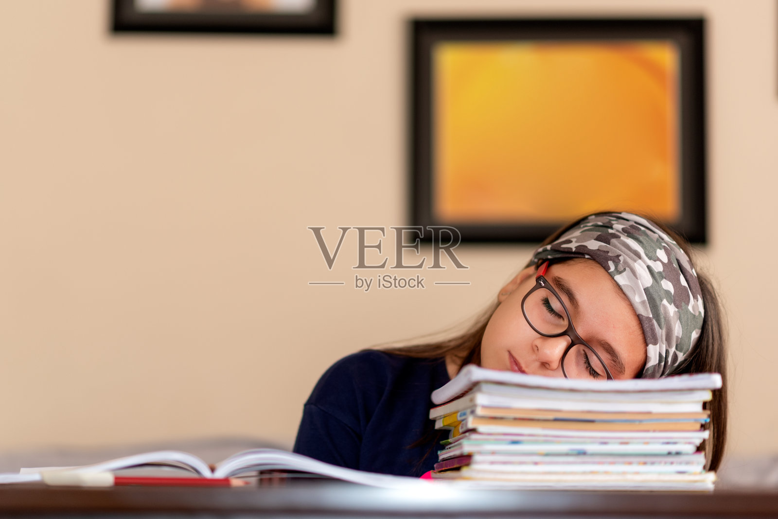女孩在家学习时睡觉照片摄影图片
