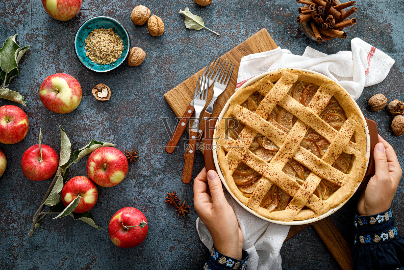 格子糕点苹果派，感恩节的传统糕点甜点，秋季烘焙概念，俯视图照片摄影图片