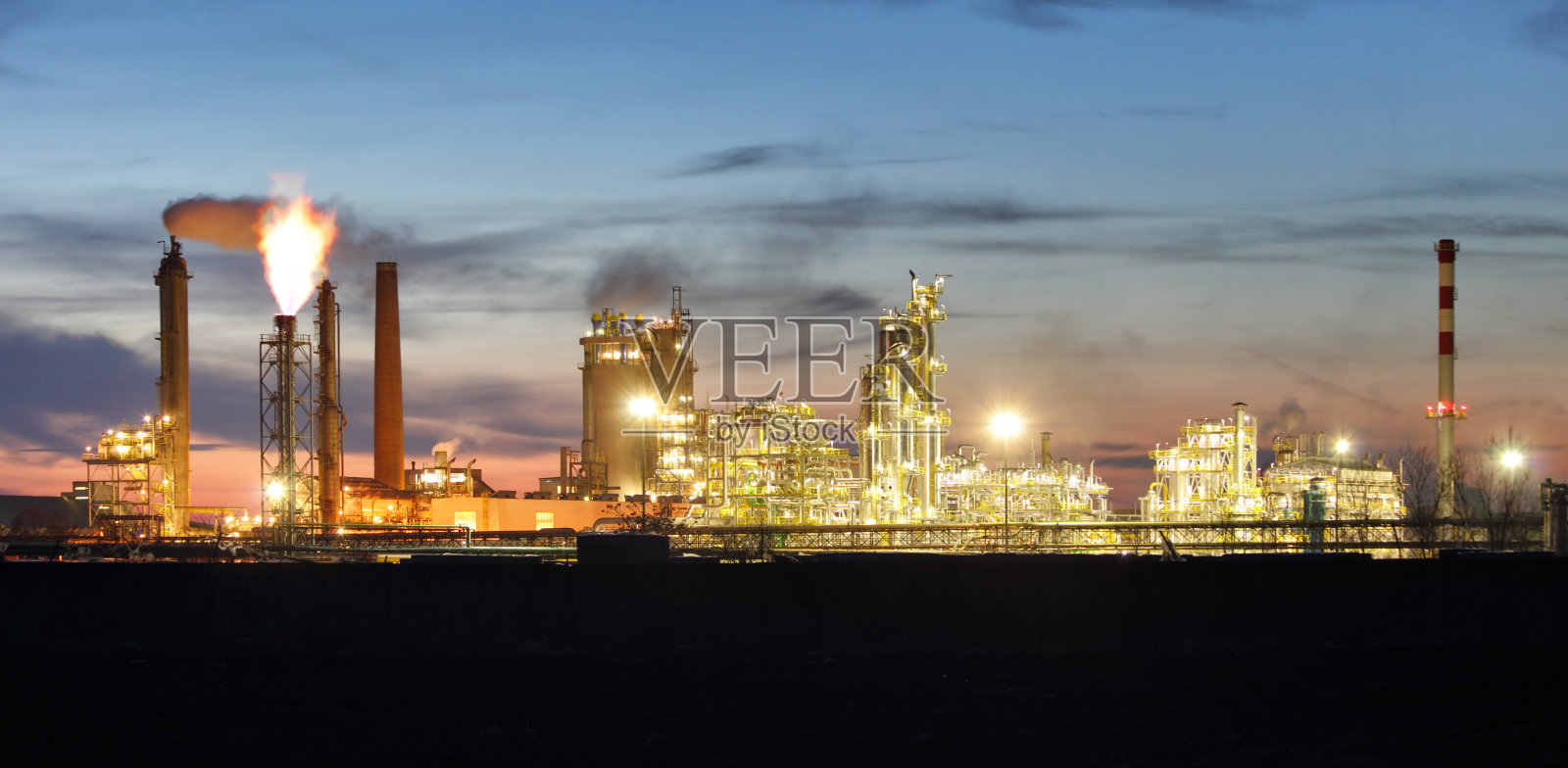 晚上的工厂，化学工业照片摄影图片