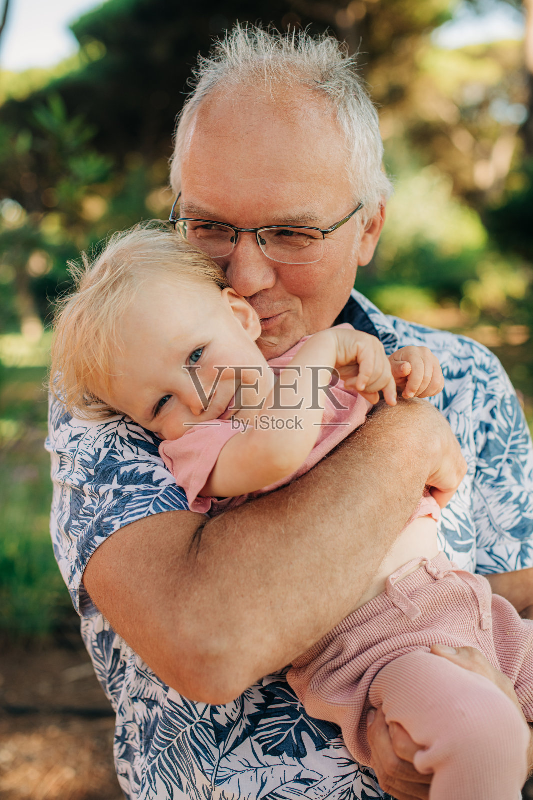 快乐的祖父和孙子的肖像照片摄影图片