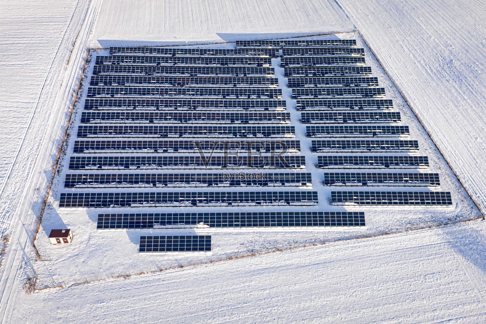 冬季在雪地上的光伏农场。波兰的替代能源照片摄影图片