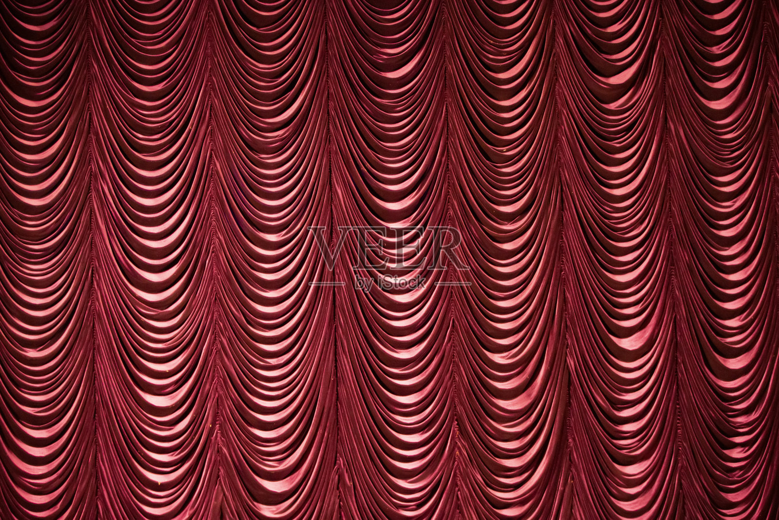 舞台经典的紫红色窗帘。戏剧的背景。照片摄影图片