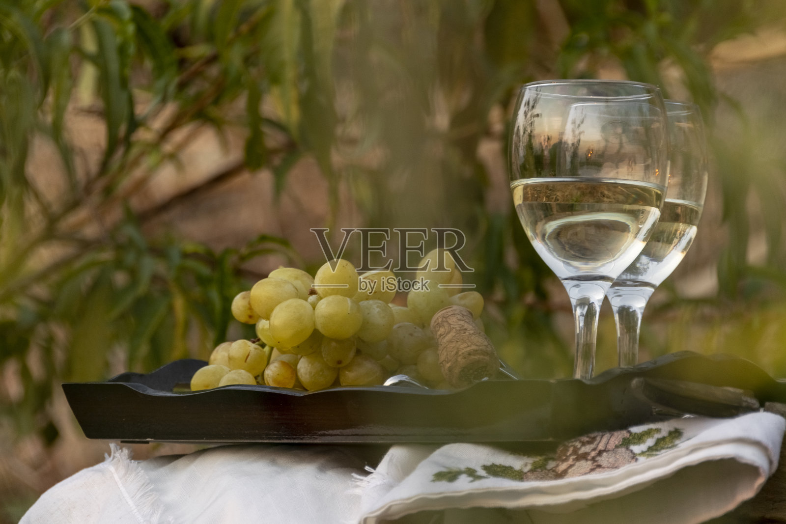 酒杯和葡萄在木制托盘上的自然，农业，葡萄概念照片摄影图片