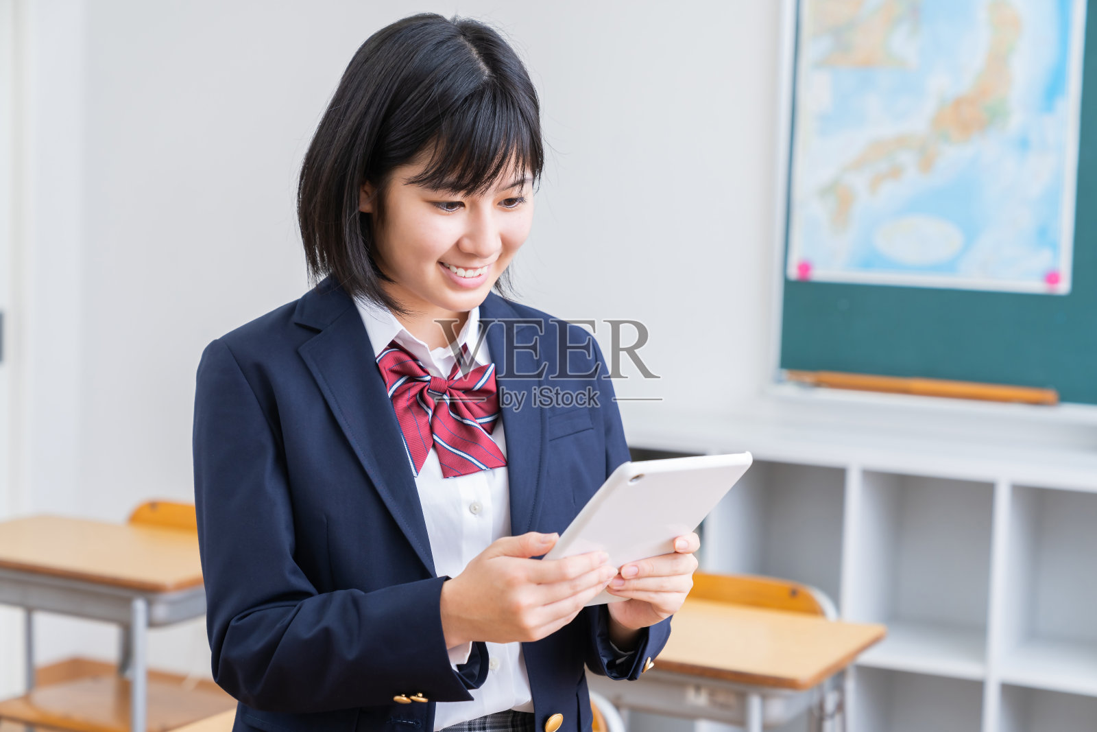亚洲女学生在教室里学习，平板电脑，制服，照片摄影图片