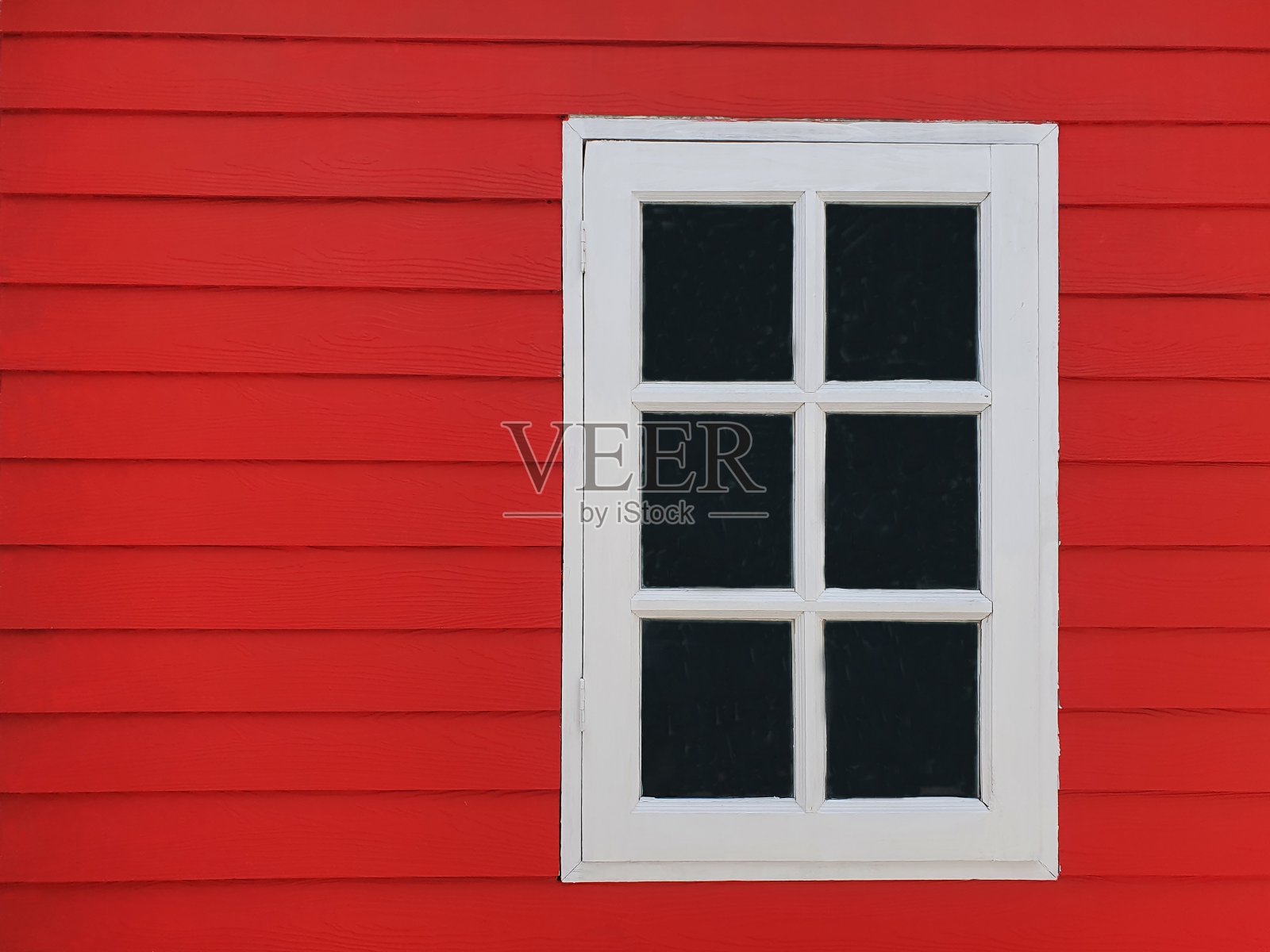 红色的木墙上有白色的窗户照片摄影图片