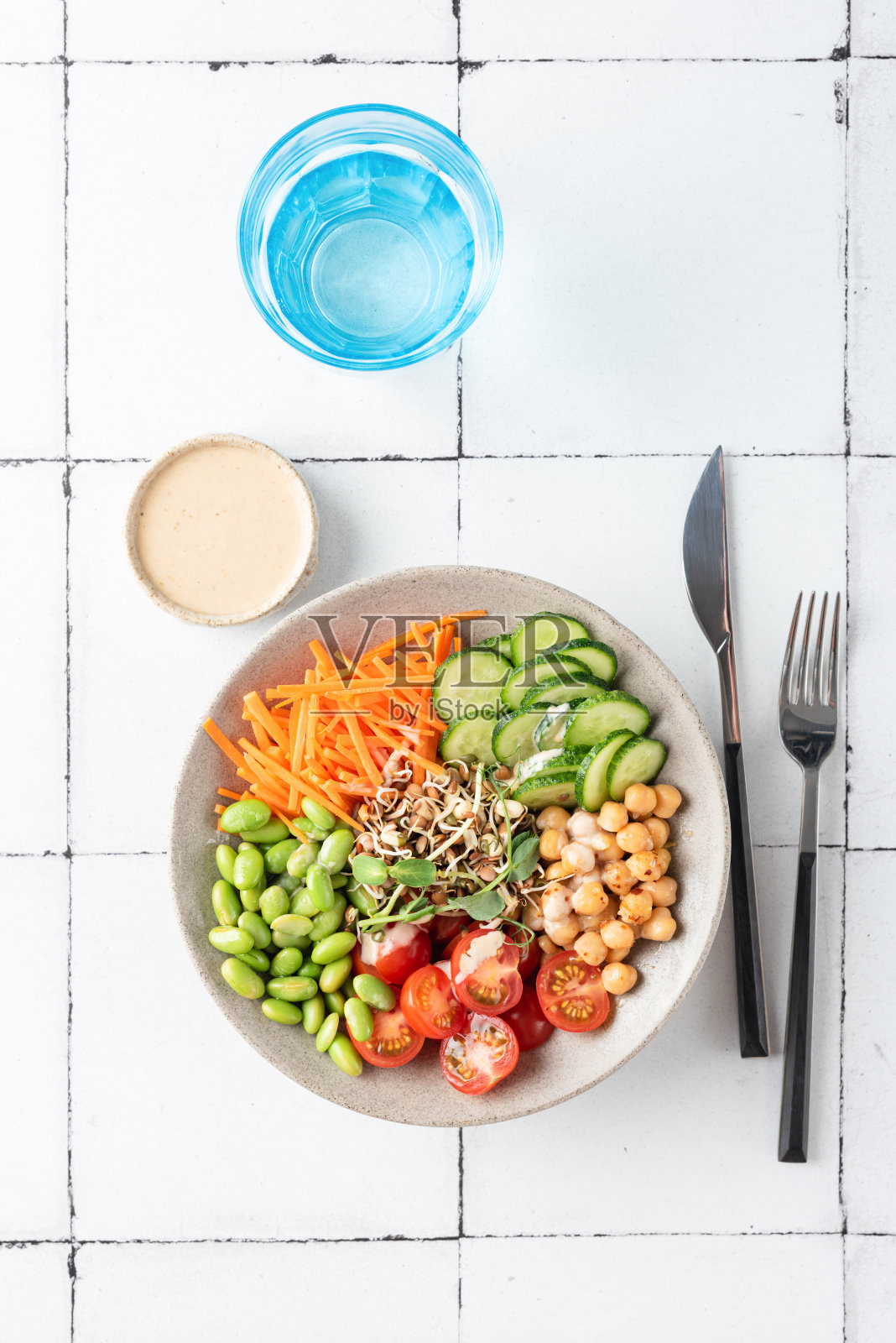健康素食沙拉碗，鹰嘴豆和蔬菜照片摄影图片