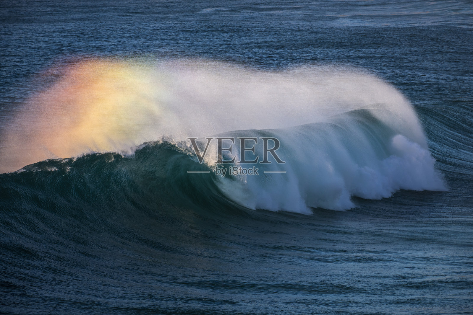 波浪上的彩虹照片摄影图片