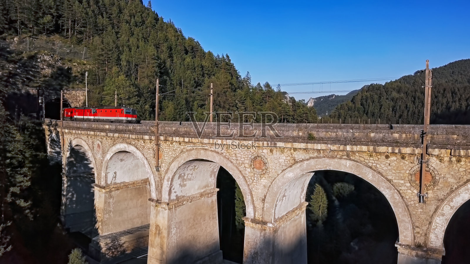 下奥地利，火车在历史悠久的Semmering山地铁路(Semmeringbahn)著名的Kalte Rinne高架桥上行驶。照片摄影图片