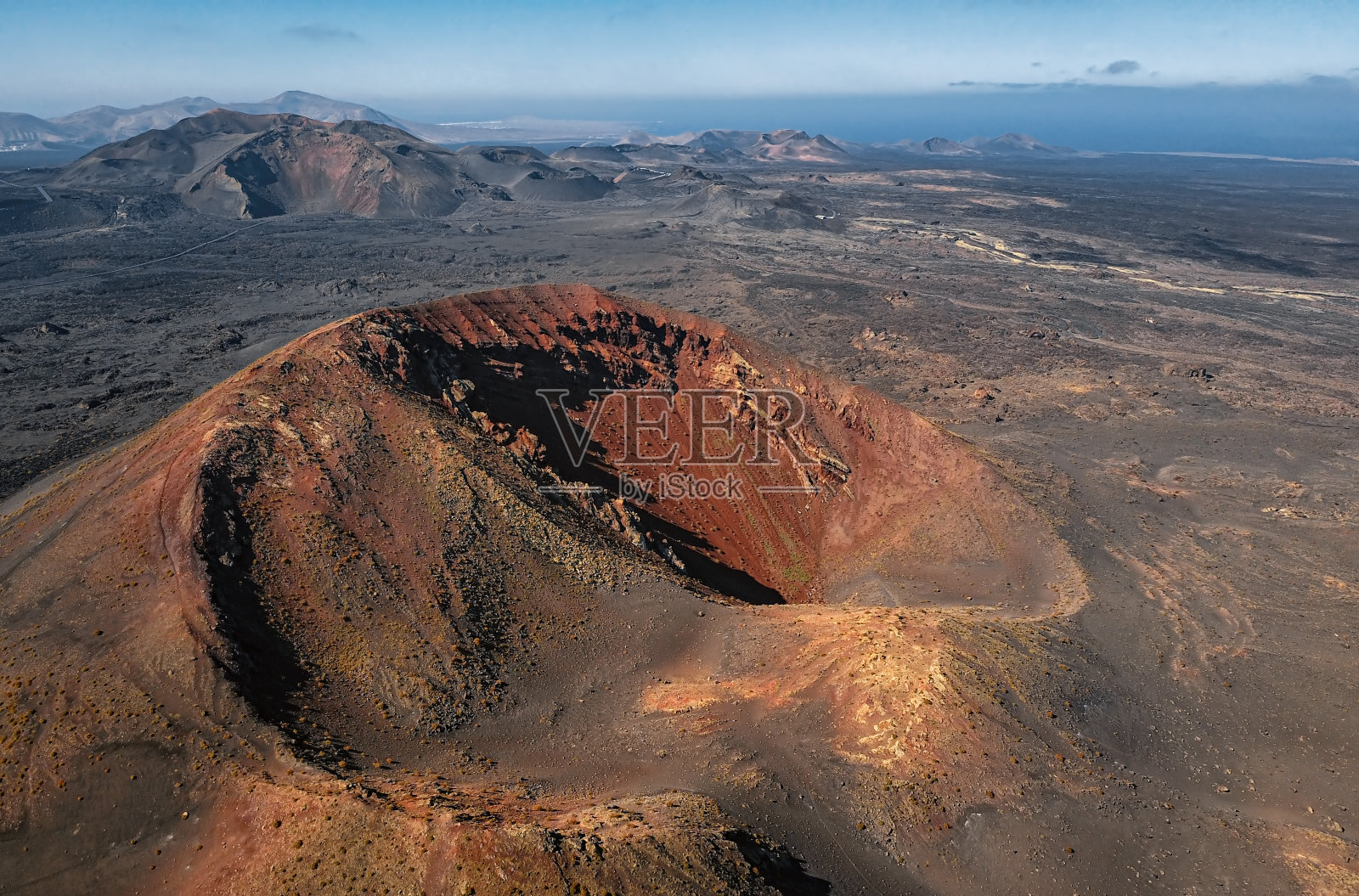 西班牙加那利群岛，兰萨罗特，提曼法亚国家公园附近火山谷的鸟瞰图照片摄影图片