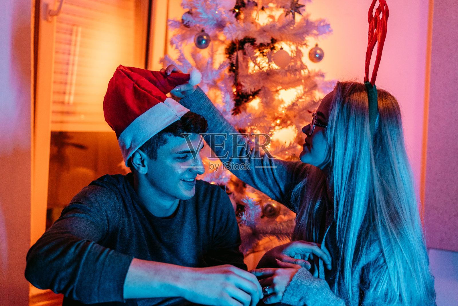 美丽的情侣一起庆祝圣诞节照片摄影图片