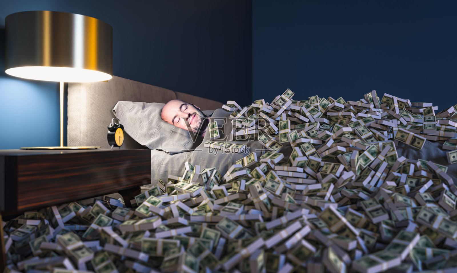 一个微笑的男人睡在铺满钞票的床上照片摄影图片