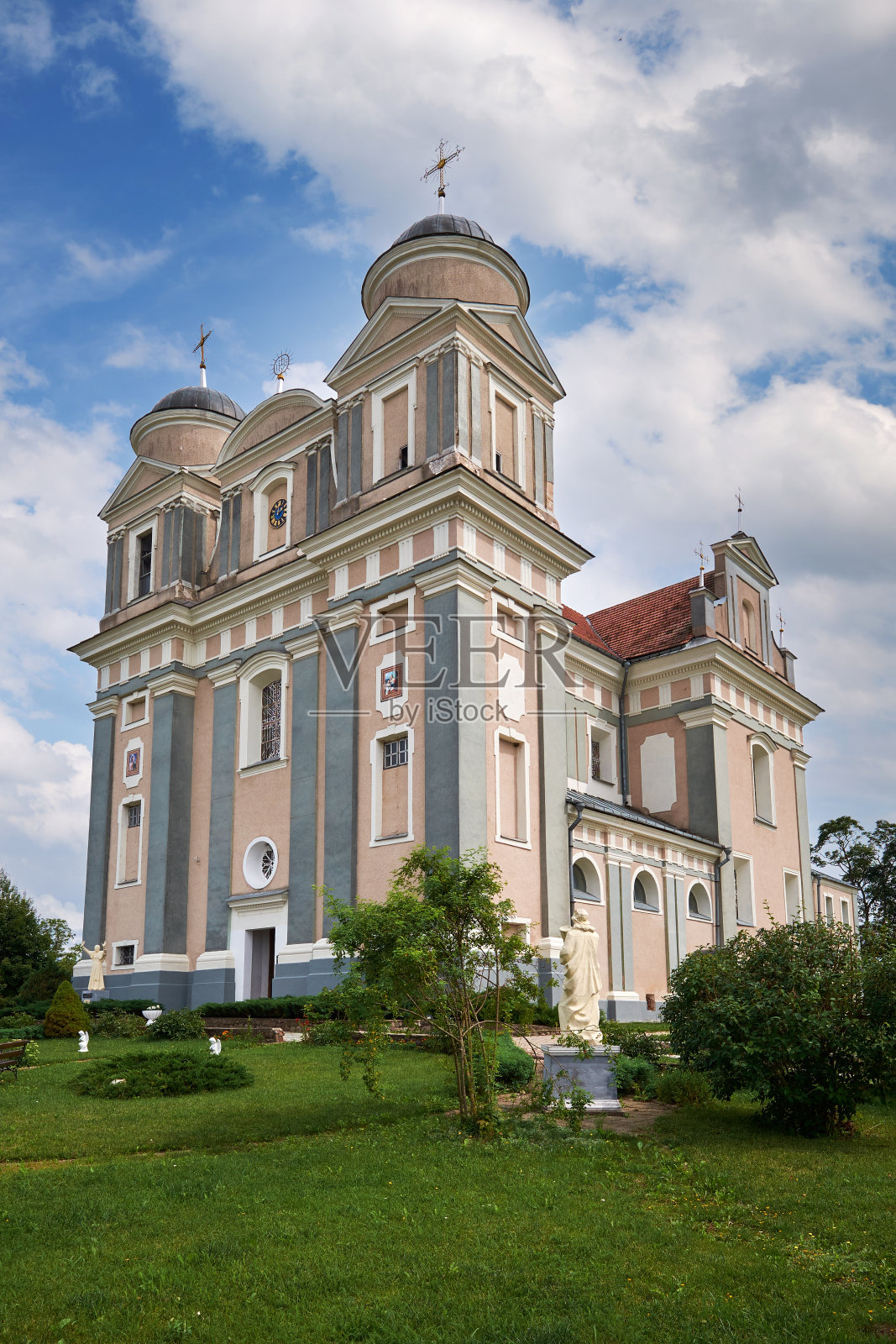 位于白俄罗斯波斯特瓦区维捷布斯克地区卢柴村的圣犹大大教堂。照片摄影图片