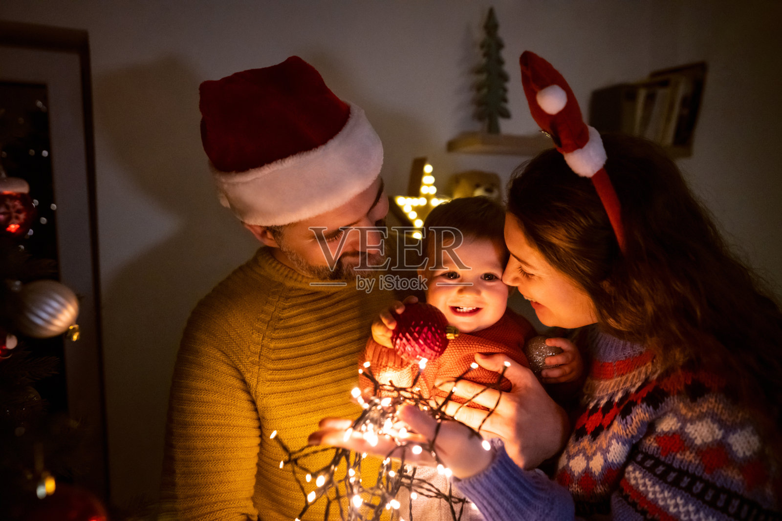 一个年轻的白人家庭在家里庆祝新年前夜照片摄影图片