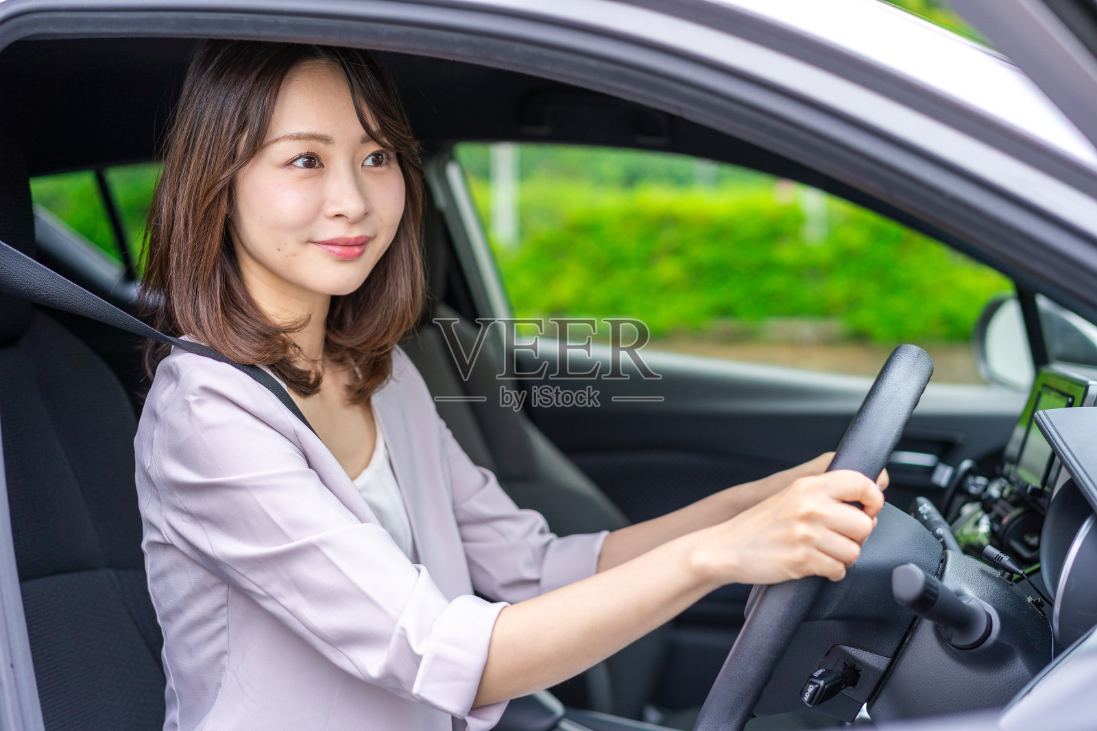 一个开车的年轻女人照片摄影图片